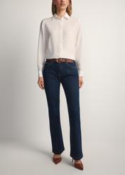 Tmavomodré džínsy so širokými nohavicami JEADT-0015-7H(W26) - pohľad spredu na výrobok, na modelke, na svetlom pozadí. Viditeľná polovica siluety.