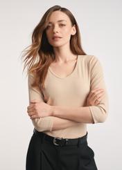 Béžová dámska blúzka s výstrihom do V LSLDT-0036-82(Z25), pohľad spredu na produkt na modelke. Viditeľná polovica siluety.