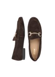 Dámske hnedé semišové mokasíny BUTYD-1257-1I(W26), pohľad na produkt zhora na bielom pozadí.