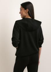 Čierna dámska mikina s kapucňou BLZDT-0111A-99(W26), zadný pohľad na produkt na modeli. Viditeľná polovica siluety.