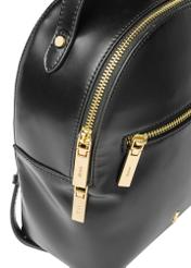 Malý čierny dámsky batoh TOREC-1128-99(W26), detailný záber na odnímateľný popruh produktu, pohľad na bielom pozadí.