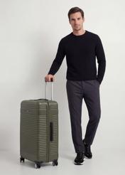 Veľký kufor na kolieskach WALAB-0040-8D-28(W26), pohľad na produkt diagonálne vedľa modelu, viditeľná je celá silueta.