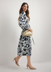 Dámska kabelka z tkanej kože TORES 1291-2X(W26) zlatej farby - pohľad spredu na produkt, na modelke, na svetlom pozadí. Viditeľná je celá silueta.