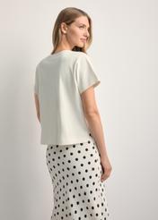 Dámske krémové tričko z mercerizovanej bavlny TSHDT-0154-0B(W26) - pohľad na výrobok zozadu, na svetlom pozadí. Viditeľná silueta po kolená.