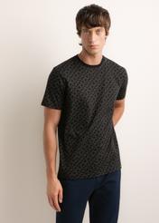 Pánske bavlnené tričko s monogramom TSHMT-0163-99(Z26), pohľad spredu na produkt na modelke. Viditeľná polovica siluety.