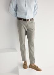 Pánske štýlové béžové mokasíny BUTYM-0531-1K(W26), pohľad spredu na produkt na nohách modelky.