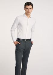 Pánska biela slim fit košeľa KOSMT-0352-0A(W26) - pohľad spredu na produkt, na modelke, na svetlom pozadí. Viditeľné celé telo.