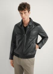 Čierna pánska kožená bunda KURMS-0407-99(W26), pohľad spredu na modelku. Viditeľná polovičná silueta.