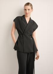 Dámska čierna oversize vesta KAMDT-0039-99(Z26), pohľad spredu na produkt na modelke. Viditeľná polovica siluety.
