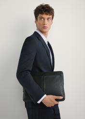 Čierna kožená aktovka na notebook TORMS-0455-99(W25), pohľad spredu na produkt na modeli, viditeľná polovica siluety.