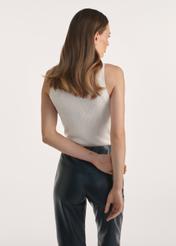 Dámska blúzka krémovej farby BLUDT-0197-12(Z25), produktová fotografia zozadu na modelke, viditeľná polovica siluety.02