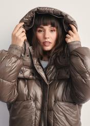 Dámska krátka hnedá bunda KURDT-0608-82(Z25), pohľad na produkt s kapucňou na modeli na svetlom pozadí.