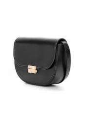 Čierna polkruhová dámska taška cez rameno TOREC-1127-99(W26), diagonálny pohľad na produkt na bielom pozadí.