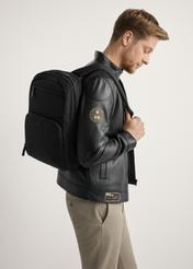 Veľký čierny pánsky batoh TORMN-0389-99(W26), pohľad na produkt na chrbte modelu, na svetlom pozadí.