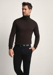 Pánsky rolák v čokoládovej farbe SWEMT-0095B-90(Z25), pohľad na produkt spredu na modelke, viditeľná polovica siluety.