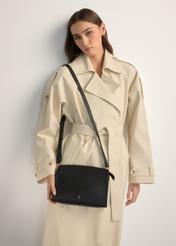 Čierna kožená dámska kabelka strednej veľkosti TORES-1279-9I(W26), pohľad na produkt na ramene modelky. Viditeľná polovica siluety.