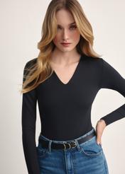 Čierne dámske body s dlhým rukávom BODYT-0001-99(Z25), produkt viditeľný spredu na modelke, detailný záber produktu.