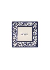 Dámska šatka s modrým kvetinovým vzorom SZADT-0190-7P(W26), pohľad spredu na bielom pozadí.