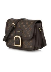 Hnedá taška cez rameno s monogramom TOREC-0982A-89(Z25) - diagonálny pohľad na produkt na bielom pozadí.