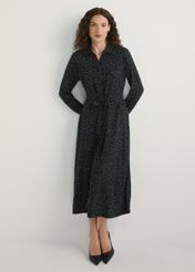 Čierne bodkované šaty SUKDT-0258-9P(W26), pohľad na výrobok spredu na modelke. Viditeľné celé telo.