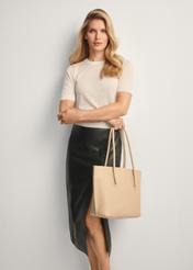 Béžová dámska nákupná taška TOREC-0938-1A(W26), pohľad spredu na produkt na modelke, viditeľná polovica siluety.