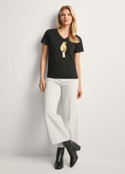 Čierne dámske tričko TSHDT-0149-99(Z25), pohľad spredu na produkt na modelke, viditeľná je celá silueta.