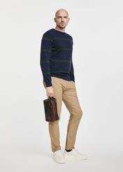 Pánska hnedá kožená kozmetická taška TORMS-0106-1H(W26), pohľad na produkt v ruke modelky, na svetlom pozadí.