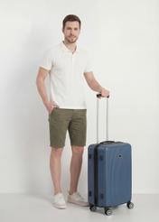 Stredný kufor na kolieskach WALAB-0053-7D-24(W26), pohľad na produkt diagonálne vedľa modelu, viditeľná je celá silueta.