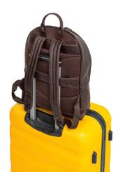 Pánsky kožený batoh tmavohnedý TORMS-0458-89(Z25), pohľad na produkt na kufri na bielom pozadí.