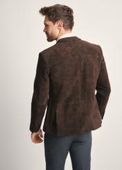 Braune Wildlederjacke für Herren KURMS-0387-2880(Z25) - Produktansicht von hinten auf dem Model auf weißem Hintergrund.