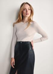 Dámske svetlobéžové tričko s dlhým rukávom LSLDT-0028-80(Z 25), pohľad spredu na modelku. Viditeľná polovica siluety.