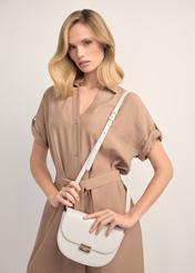 Dámska polkruhová kabelka cez rameno krémovej farby TOREC-1127-0B(W26), pohľad na produkt na modelkinom ramene. Viditeľná polovica siluety.