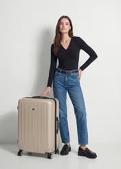 Veľký kufor na kolieskach WALAB-0053-0X-29(W26), diagonálny pohľad na produkt vedľa siluety modelky.