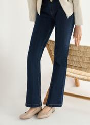 Dámske balerínky z béžovej kože BUTYD-1049B-1B(W26), bočný pohľad na produkt na modelke, viditeľná polovica siluety.