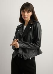 Dámska čierna kožená bunda KURDS-0601-99(W26), pohľad spredu na produkt na modelke. Viditeľná polovica siluety.