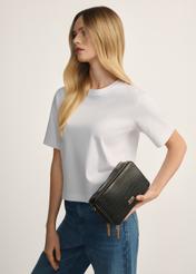 Čierna malá dámska kabelka z krokodílej kože TOREC-1049-99(Z25), pohľad spredu na produkt na modelke, viditeľná polovica siluety.
