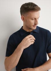 Tmavomodré rebrované polo tričko POLMT-0085-7E(W26), pohľad spredu na produkt na modelke. Viditeľná polovica siluety.