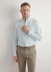 Pánska modrá bavlnená pruhovaná košeľa KOSMT-0354-7B(W26), pohľad spredu na produkt na modelke. Viditeľná polovica siluety.