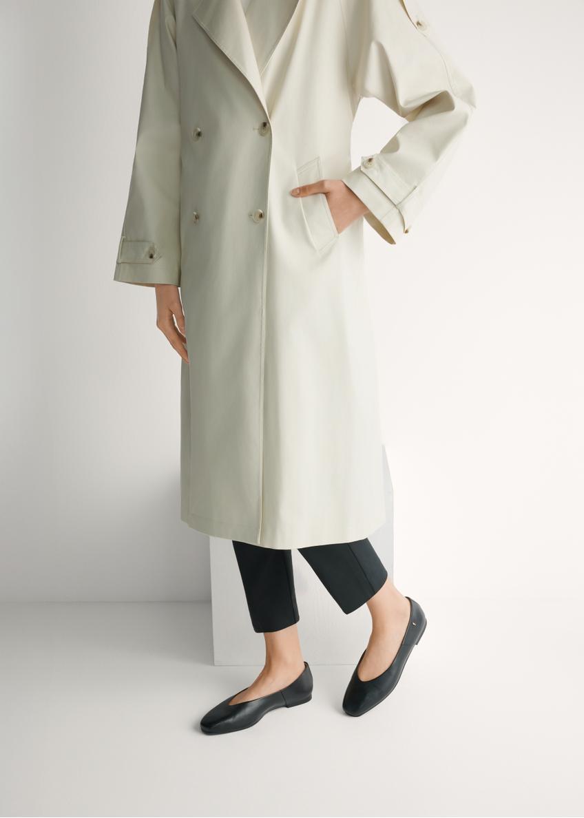 Dámske čierne kožené balerínky BUTYD-1250-99(W26), bočný pohľad na produkt na nohách modelky.