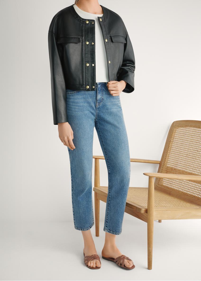 Dámske šľapky z ťavej kože s pleteným vzorom BUTYD-1222-1D(W26), pohľad spredu na produkt na nohách modelky, na svetlom pozadí.