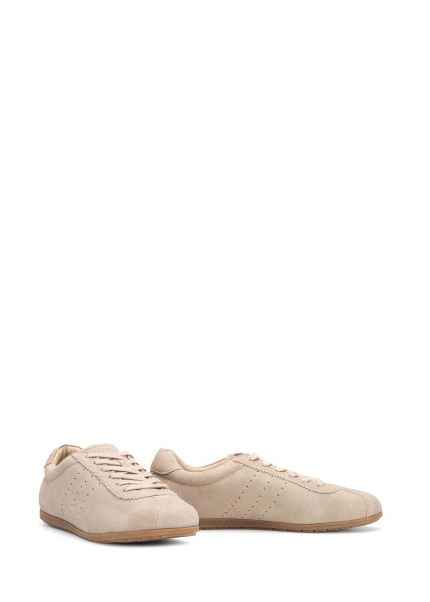 Dámske semišové topánky béžovej farby BUTYD-1261-1A(W26), diagonálny pohľad na produkt na bielom pozadí.