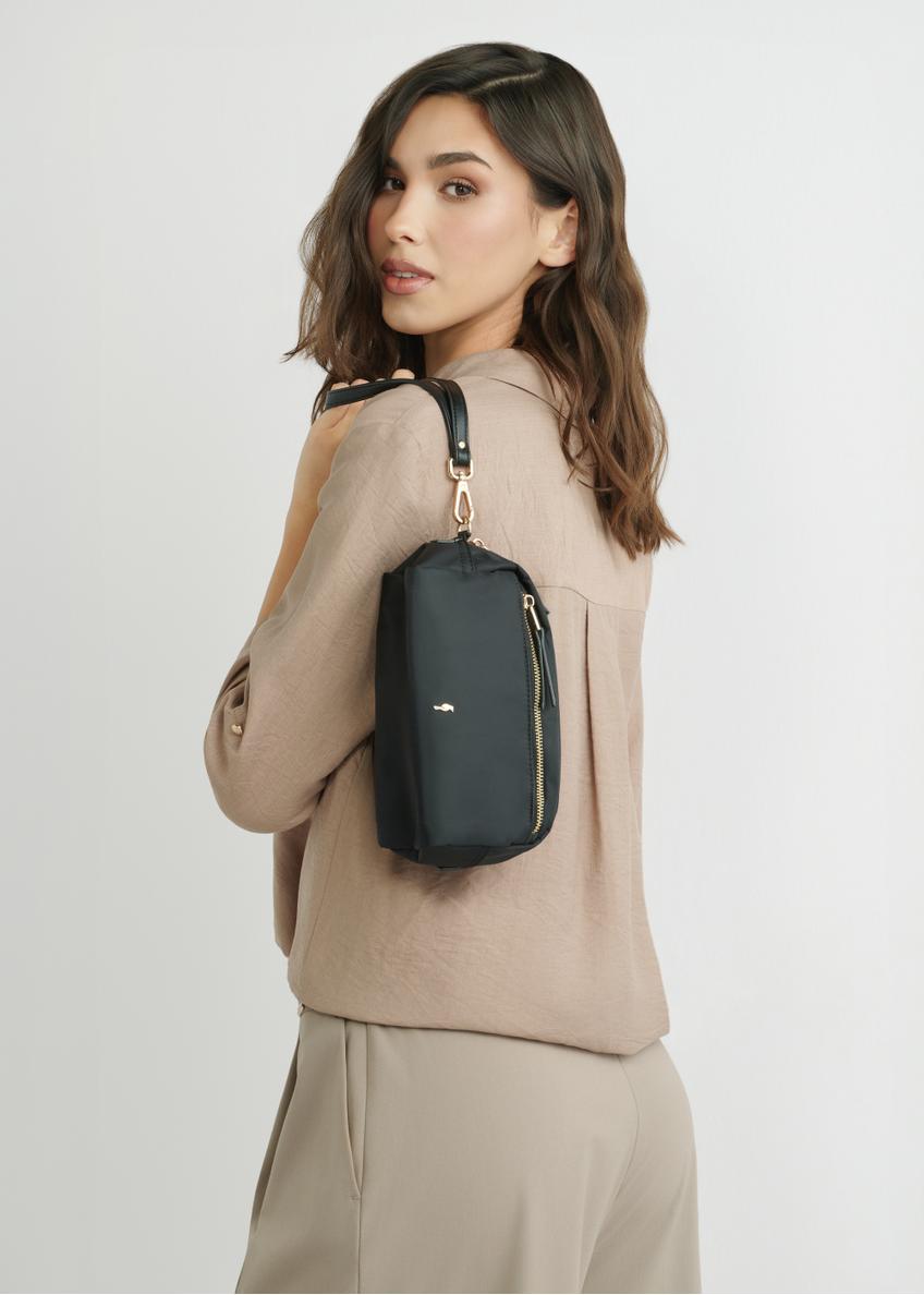 Čierna dámska kozmetická taška TOREN-0347-99(W26), pohľad na produkt na siluete modelky, na svetlom pozadí.