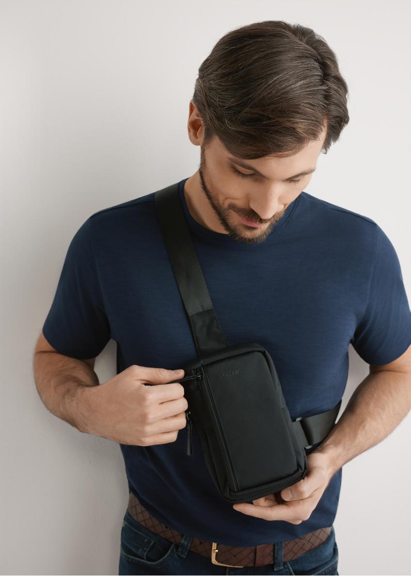 Pánska malá čierna taška TORMN-0390-99(W26)