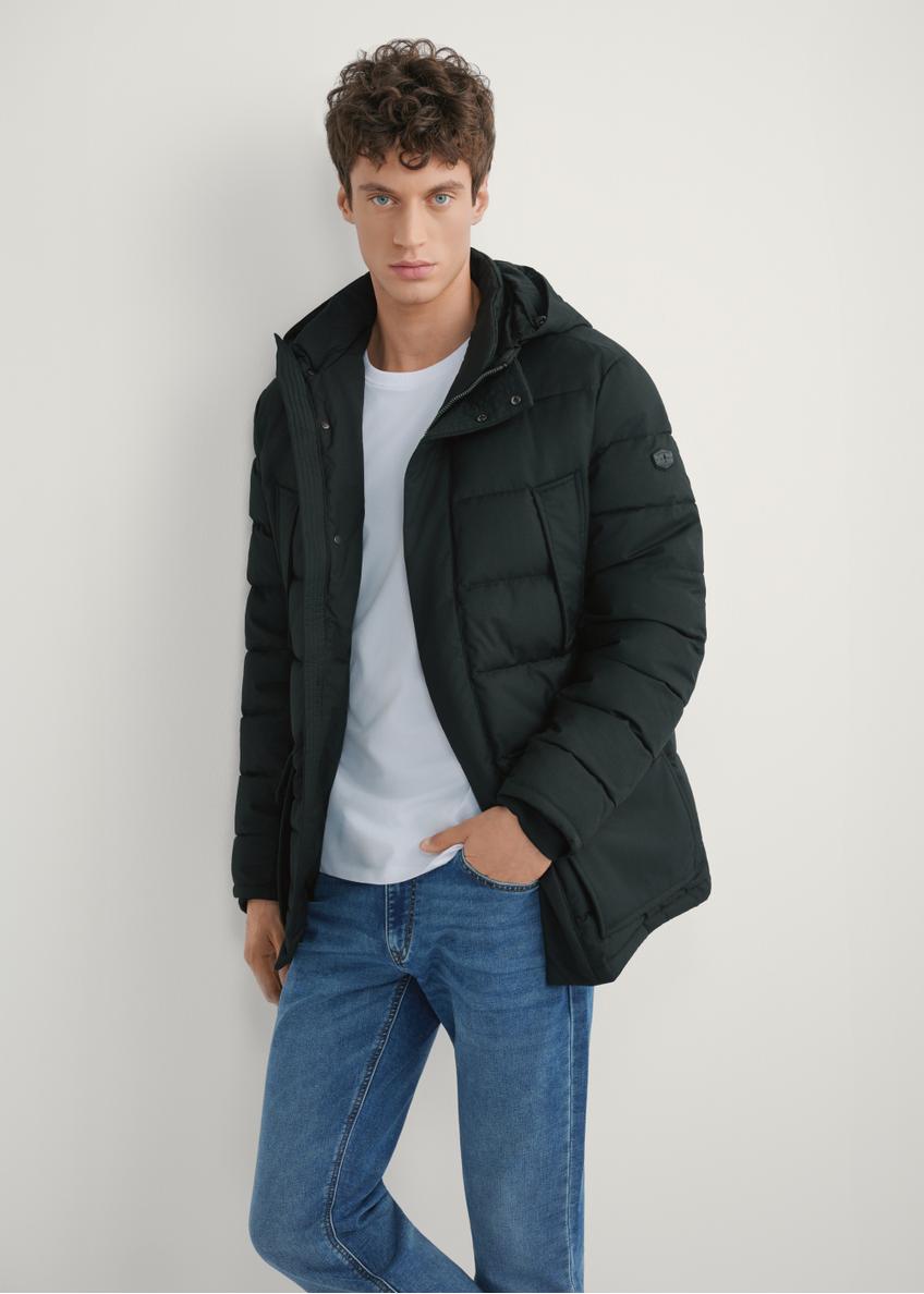 Čierna pánska zimná bunda KURMT-0379-99(Z25), pohľad na modelku spredu. Viditeľná polovičná silueta.