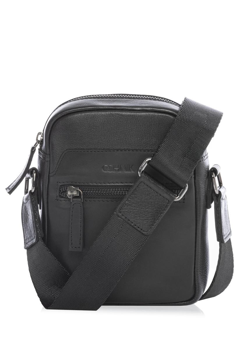 Čierna malá kožená pánska taška TORMS-0498-99(W26) - pohľad spredu na produkt, na bielom pozadí.