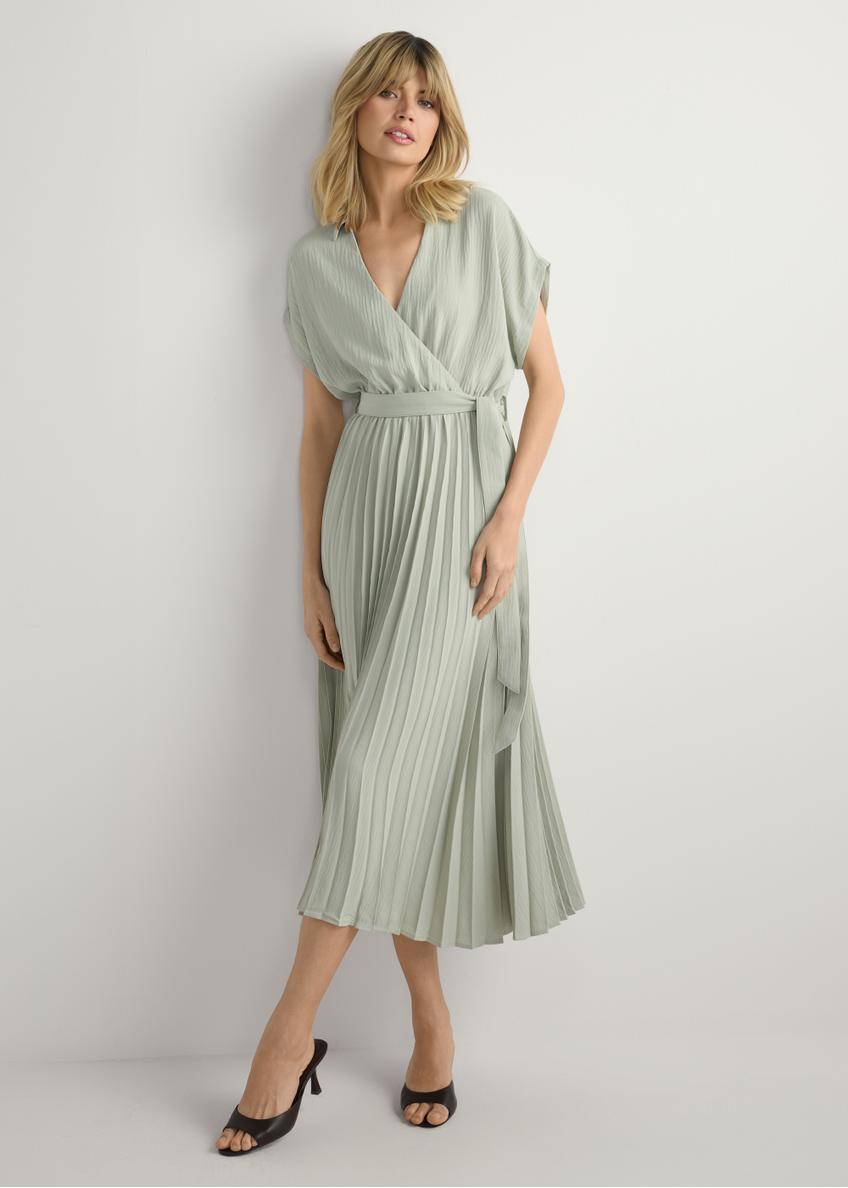 Dlhé dámske šaty šalviového vzoru SUKDT-0274-8F(W26), pohľad spredu na výrobok na modelke. Viditeľné celé telo.