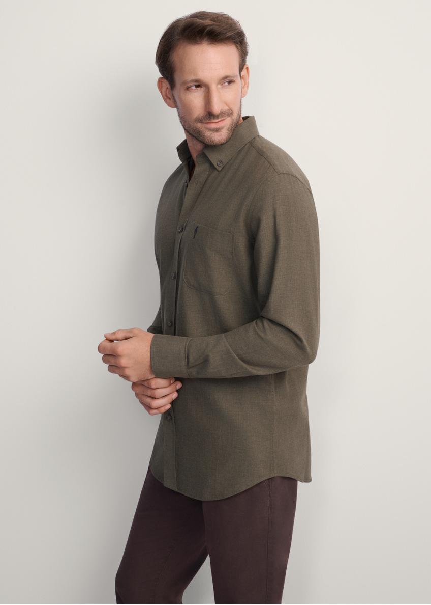 Pánska khaki košeľa KOSMT-0299A-55(Z25), pohľad spredu na produkt na modelke. Viditeľná polovica siluety.
