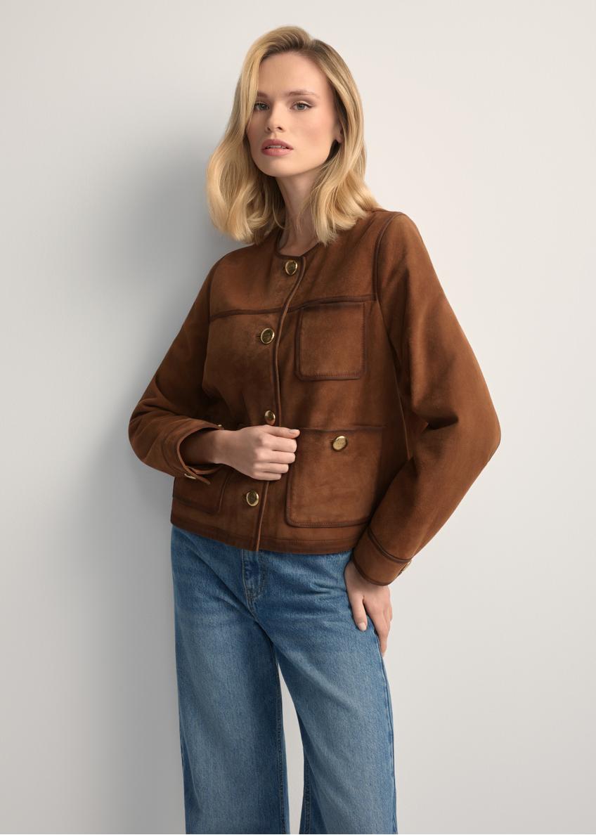Dámska semišová bunda v koňakovej farbe KURDS-0584-1F(W26) - pohľad spredu na produkt, na modelke, na svetlom pozadí. Viditeľná silueta po kolená.