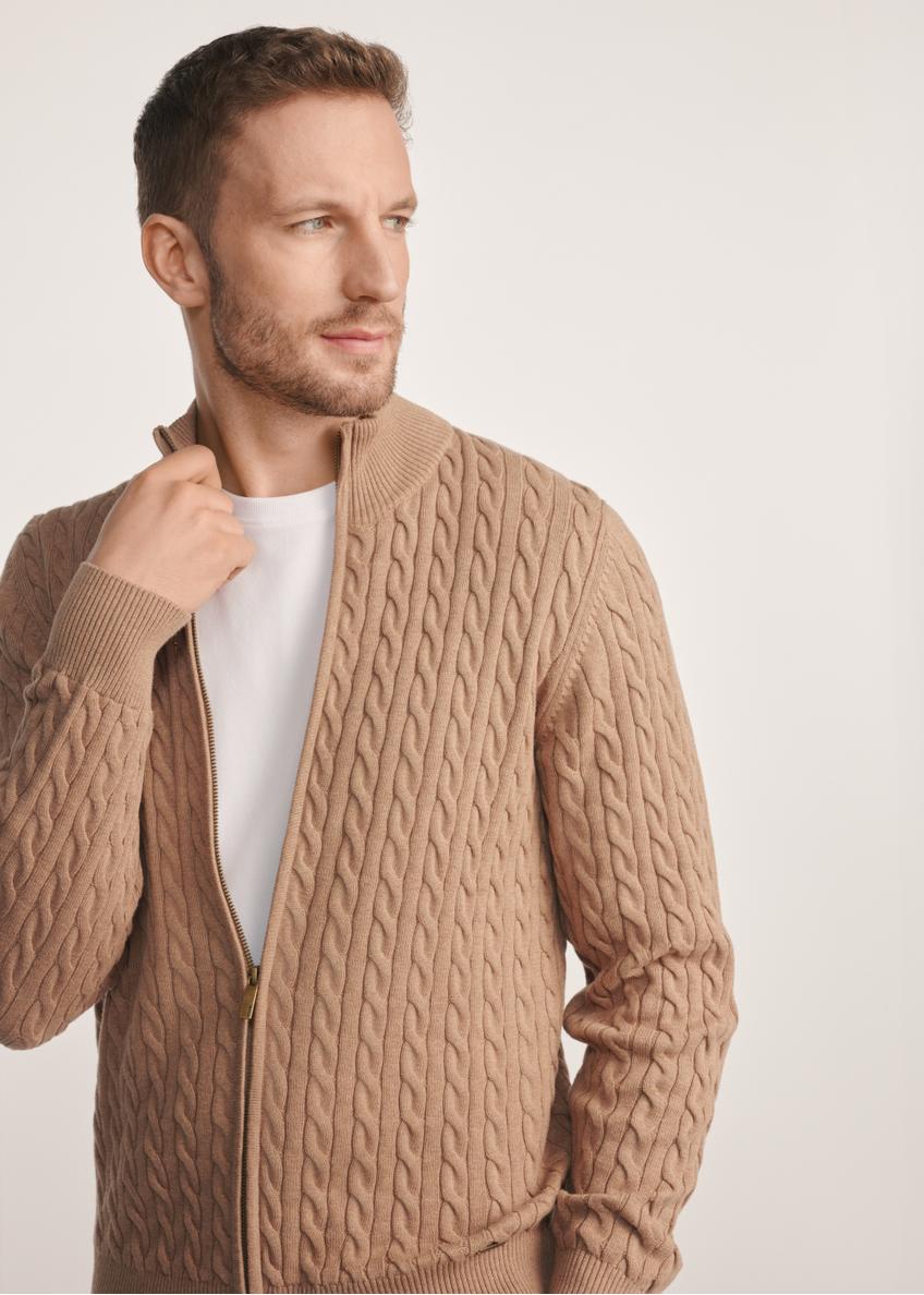 Pánsky sveter na zips v karamelovej farbe SWEMT-0169-24(Z25), produkt viditeľný spredu na modelke, viditeľná polovica siluety.