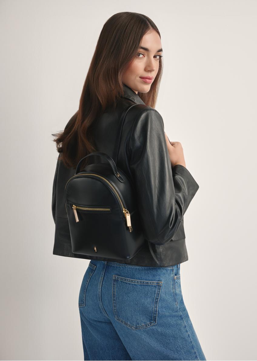 Malý čierny dámsky batoh TOREC-1128-99(W26)